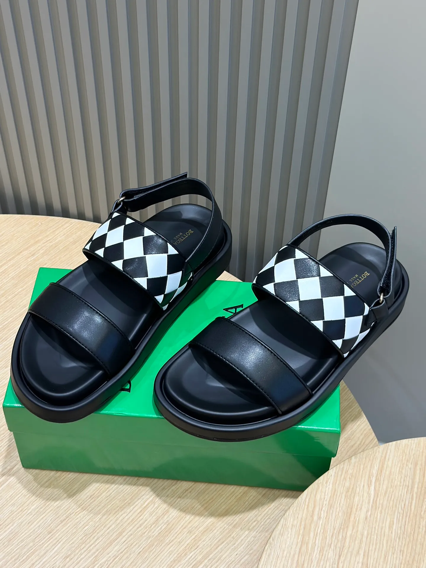 Factory price: 360💰BV hand-woven men's slippers and sandals - suitable for walking. It still emphasizes minimalism and practical wearability, but is full of vivid artistry. Super classic, luxurious and comfortable, imported cowhide + cowhide lining + lightweight outsole Size: 39-44 (customized at 38.45)